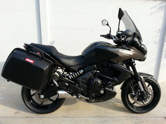 ขายVersys 650 ABS สีน้ำตาล 2013 พร้อมของแต่ง ท่อผ่าเสียงทุ้มไม่แผด รถออกศูนย์เรียว ซื้อมาขี่ทำงาน ไมล์ 8,8xxกม. ราคา265,000ครับ    ขายเพราะเปลี่ยนแนวเป็นช๊อปเปอร์ครับ ขายได้ขายเลยครับ  เจ้าของมือเดียว รถซื้อเงินสด                    เข้าศูนย์เช็คเรียวที่1