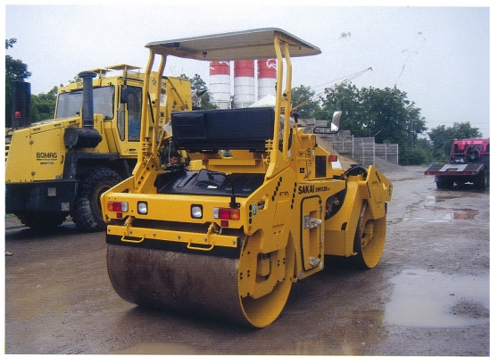 รถบดถนนสั่นสะเทือนล้อเหล็กคู่ SAKAI รุ่น SW652H-1K