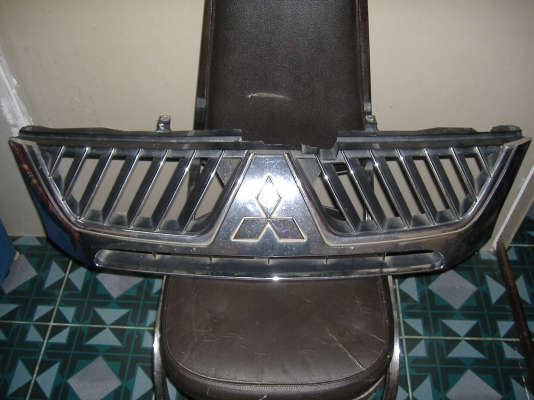 ขาย กระจังหน้า มิตซู สตราด้า