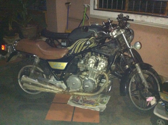 ขาย กันล้ม ไฟหน้า ไมล์ บังโคลนหลัง พร้อมไฟ ไฟเลี้ยว ฝาข้าง จับหลัง แฮนด์ เบาะ หูช้าง  ( ฝาข้างขายแ้ล้ว)  ป087 562 6770