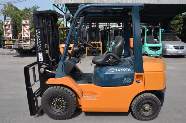 ขาย Toyota 7FD25 ดีเซล Toyota 2Z ออโต้ 2.5 ตัน ยกสูง 4.3 เมตรทรูฟรีสไลด์