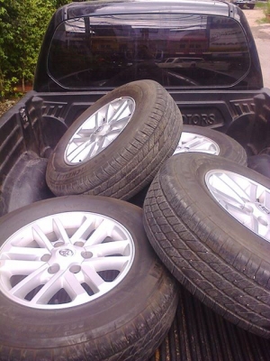 แม็กซ์วีโก้ตัวสูงขอบ17พร้อมยาง26565R17สวยๆไม่มีตำนิ