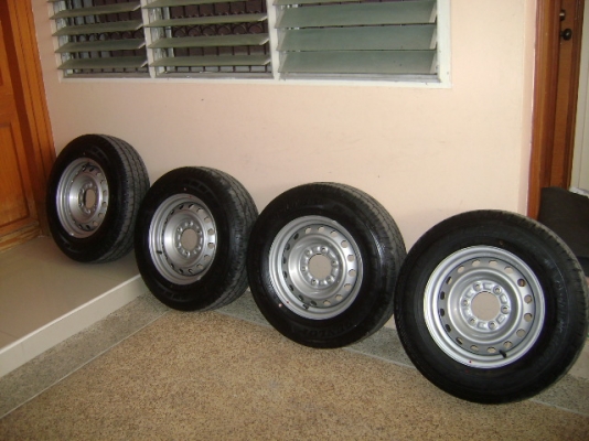 ขายยางใหม่และกระทะล้อเพิ่งจาถอดจากรถใหม่ป้ายแดง อีซูซุAll new isuzu 2014 ยาง 215-70-15