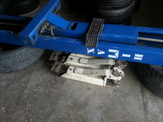 ขายลิฟท์ยกรถ สภาพ 90\% ใหม่มาก