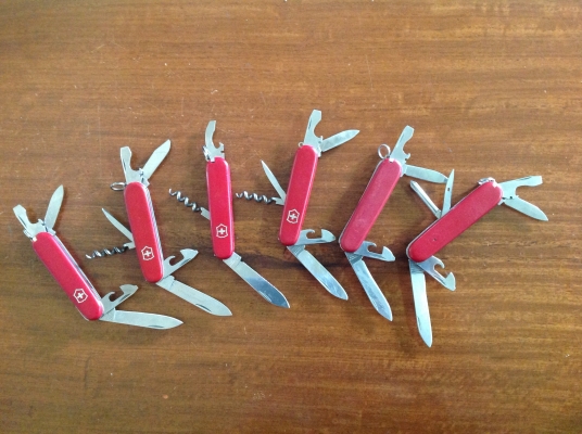 ขายมีด VICTORINOX เล่มละ 650 บาท รวมค่าจัดส่ง