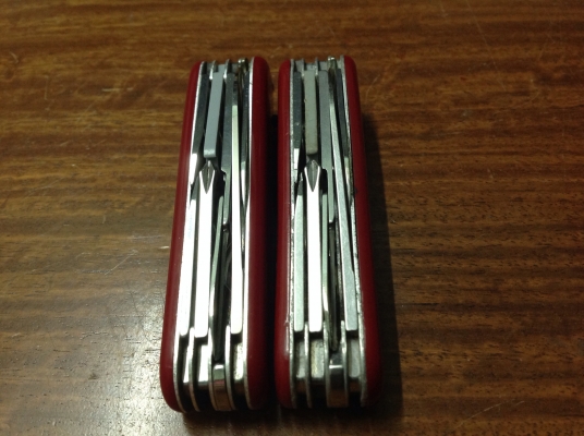 ขายมีด VICTORINOX ชุดใหญ่อุปกรณ์มากกว่า 10 ชนิด เล่มละ 1,000 บาท