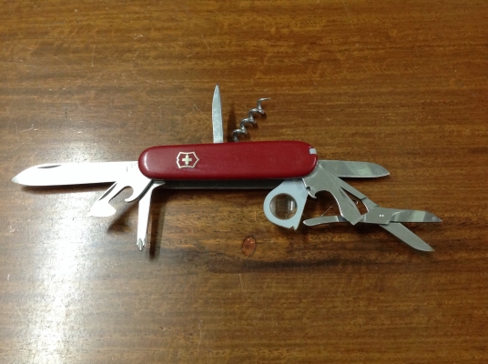 ขายมีด VICTORINOX ชุดใหญ่อุปกรณ์มากกว่า 10 ชนิด เล่มละ 1,000 บาท