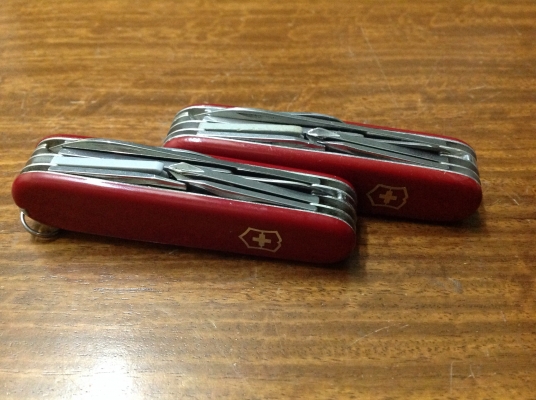 ขายมีด VICTORINOX ชุดใหญ่อุปกรณ์มากกว่า 10 ชนิด เล่มละ 1,000 บาท