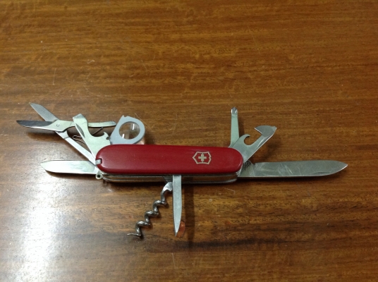 ขายมีด VICTORINOX ชุดใหญ่อุปกรณ์มากกว่า 10 ชนิด เล่มละ 1,000 บาท