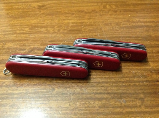 ขายมีดเอนกประสงค์ VICTORINOX เล่มละ 850 บาท