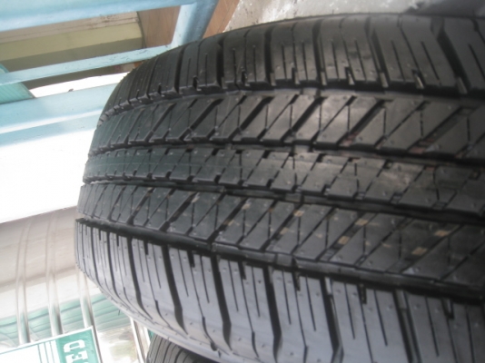 ยางถอดป้ายแดง fortuner bridgestone dueler h/t 684 265/65r17 ยางผลิตสัปดาห์ที่ 37-1เส้น 41-3เส้น ปี13 ตุ่มที่หน้ายางมีทุกเส้นครับ ขายทั้งชุด 19,000 บาทครับ ยางไซส์เดียวกับ bt-50, ranger, pajero ครับ สนใจติดต่อเล็กคลองสามครับ (081-3747940)
