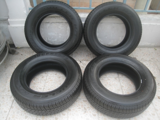 ยางถอดป้ายแดง fortuner bridgestone dueler h/t 684 265/65r17 ยางผลิตสัปดาห์ที่ 37-1เส้น 41-3เส้น ปี13 ตุ่มที่หน้ายางมีทุกเส้นครับ ขายทั้งชุด 19,000 บาทครับ ยางไซส์เดียวกับ bt-50, ranger, pajero ครับ สนใจติดต่อเล็กคลองสามครับ (081-3747940)