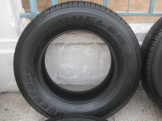 ยางถอดป้ายแดง fortuner bridgestone dueler h/t 684 265/65r17 ยางผลิตสัปดาห์ที่ 37-1เส้น 41-3เส้น ปี13 ตุ่มที่หน้ายางมีทุกเส้นครับ ขายทั้งชุด 19,000 บาทครับ ยางไซส์เดียวกับ bt-50, ranger, pajero ครับ สนใจติดต่อเล็กคลองสามครับ (081-3747940)