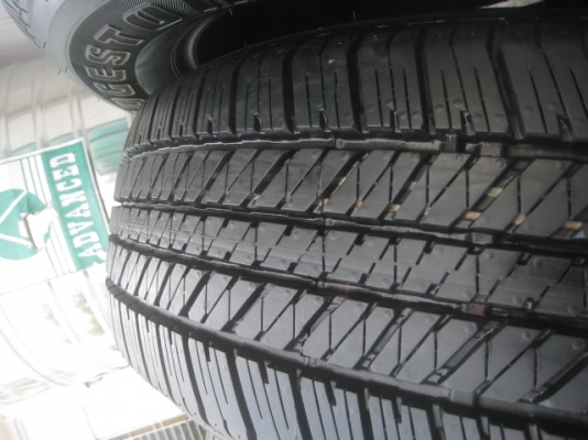ยางถอดป้ายแดง fortuner bridgestone dueler h/t 684 265/65r17 ยางผลิตสัปดาห์ที่ 37-1เส้น 41-3เส้น ปี13 ตุ่มที่หน้ายางมีทุกเส้นครับ ขายทั้งชุด 19,000 บาทครับ ยางไซส์เดียวกับ bt-50, ranger, pajero ครับ สนใจติดต่อเล็กคลองสามครับ (081-3747940)