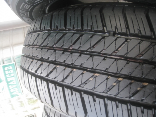 ยางถอดป้ายแดง fortuner bridgestone dueler h/t 684 265/65r17 ยางผลิตสัปดาห์ที่ 37-1เส้น 41-3เส้น ปี13 ตุ่มที่หน้ายางมีทุกเส้นครับ ขายทั้งชุด 19,000 บาทครับ ยางไซส์เดียวกับ bt-50, ranger, pajero ครับ สนใจติดต่อเล็กคลองสามครับ (081-3747940)