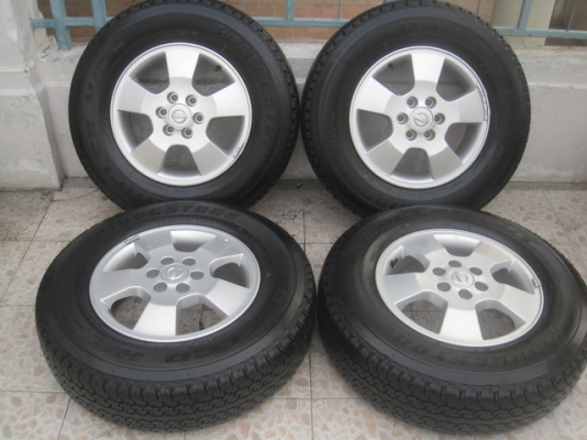 ขายล้อแม็กป้ายแดง nissan navara (4x2) 16"x6" et55 6h114.3 สีเงิน ยาง bridgestone dueler h/t 840 205r16 ยางผลิตสัปดาห์ที่ 42-1เส้น 44-3เส้น ปี13 ตุ่มที่หน้ายางมีทุกเส้นครับ ขายทั้งชุด 12,900 บาทครับ สนใจติดต่อเล็กคลองสามครับ (081-3747940)