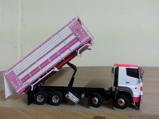 ขายhino 700 พ่วง24ล้อ งานสวยครับ สเกล 1:32 ครับ หรือจะสั่งรุ่นอื่นก้อได้นะครับ สนใจโทรสอบถามได้เลยครับ พร้อมส่ง หรือท่านใดสะดวกมารับด้วยตัวเองก็ได้ครับ ถ้าสั่ง2พ่วง ผมยินดีส่งถึงบ้านฟรีครับ ราคาอาจจะสูงหน่อยนะครับ แต่ผลงานรับรอง "ไทยๆแท้" ครับ