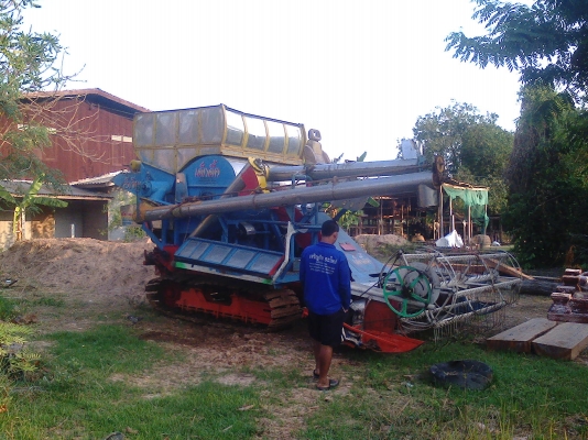 รถเกี่ยวข้าวอุ้ม     385000