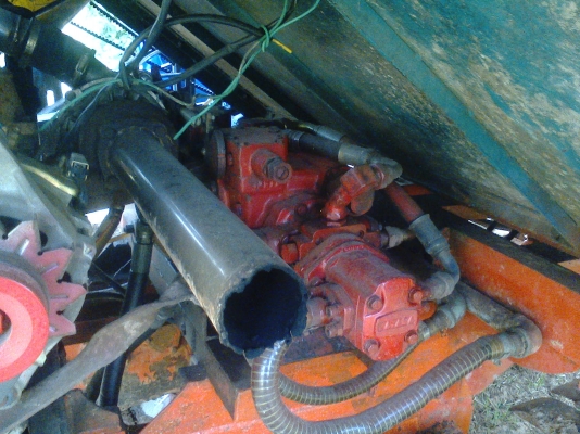 รถเกี่ยวข้าวอุ้ม     385000