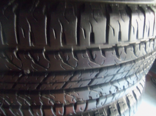 ขายยาง BF Goodrich long trail 205-70-15 ปลายปี10 ดอกเต็ม เนื้อนิ่ม ไม่ปะ ไม่บวม ไม่กินข้าง พร้อมใส่ถ่วง ชุดละ 2,900 บาท