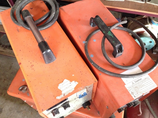 ขายตู้เชื่อม Inverter ขนาด 250 มี 2 ตัวครับ คนละยี่ห้อ ตัวละ 6500 บาท