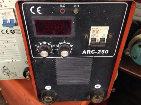 ขายตู้เชื่อม Inverter ขนาด 250 มี 2 ตัวครับ คนละยี่ห้อ ตัวละ 6500 บาท