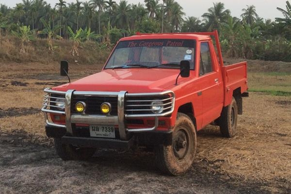 The Gorgeous Nisssan  Patrol จากกองทัพเรือทะเบียนแท้ เครื่องL28 เกียร์ใหม่ 4x4 เฟืองท้ายหลัง limited กระบะขึ้นรูปใหม่ วิ่งดีมาก ติดตั้งแก๊ส LPG ใต้ท้องรถ พร้อมติดตั้งพวงมาลัย Power ตรงรุ่น ขับดีมาก ค่าใช้จ่ายไม่เกิน กม.ละ 3 บาท ราคา 680000 บาท สนใจคุยต่อร