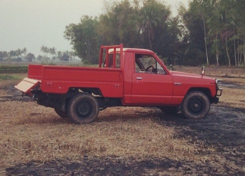 The Gorgeous Nisssan  Patrol จากกองทัพเรือทะเบียนแท้ เครื่องL28 เกียร์ใหม่ 4x4 เฟืองท้ายหลัง limited กระบะขึ้นรูปใหม่ วิ่งดีมาก ติดตั้งแก๊ส LPG ใต้ท้องรถ พร้อมติดตั้งพวงมาลัย Power ตรงรุ่น ขับดีมาก ค่าใช้จ่ายไม่เกิน กม.ละ 3 บาท ราคา 680000 บาท สนใจคุยต่อร