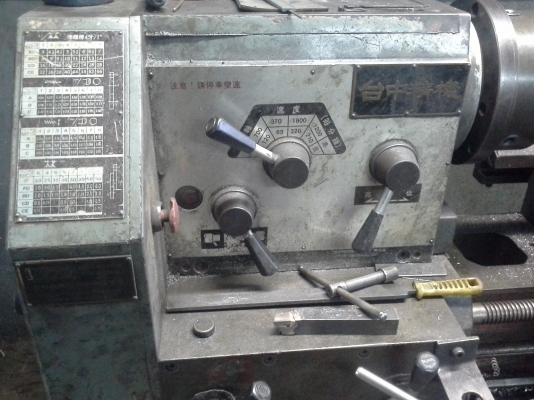 เครื่องกลึง 5 ฟุต VICTOR รุ่นหนัก เกียร์บล็อค 4 เพลาเด้ง มีเบรค