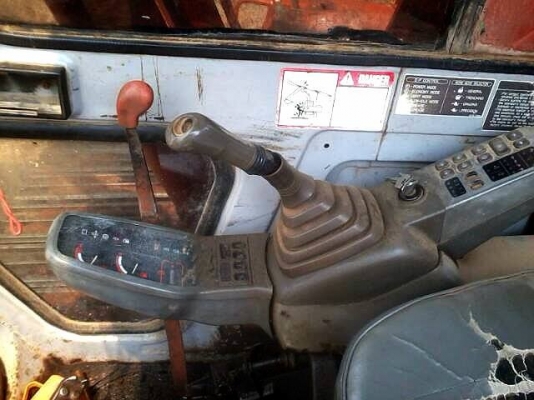 **800,000 บ.ต่อรอง**ขายแบ็คโฮ HITACHI EX200-3 Super เครื่องเดิมปั้มเดิม ไฟฟ้าครบ ช่วงล่างดีแน่นดี เอวดี ไม่แตก โซ่ โรลเลอร์ ใบแทร็ก สภาพดี 70\% ทำงานดีไม่โหลด รถทำงานได้ปกติ พร้อมใช้ พร้อมลุยงาน เอกสารเล่มทะเบียนครบ ราคาต่อรองได้เด้อ พี่น้องครับ