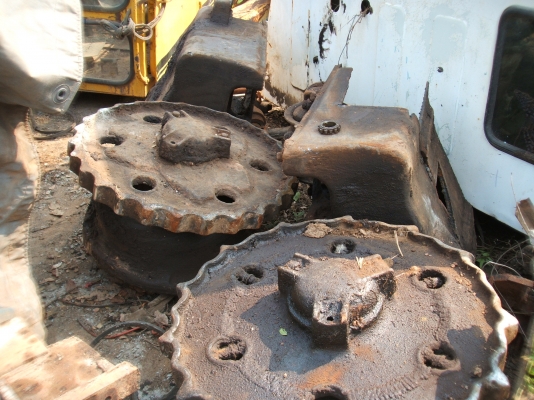 ต้องการขายเครื่องยนต์เก่าและอุปกรณ์ตัวเดินรถเกี่ยวข้าว ต้องการขายเครื่องยนต์เก่าและอุปกรณ์ตัวเดินรถเกี่ยวข้าว