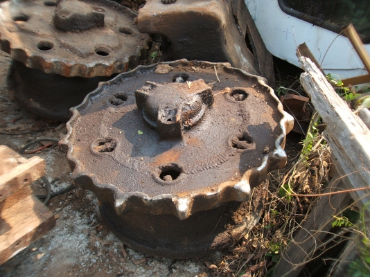 ต้องการขายเครื่องยนต์เก่าและอุปกรณ์ตัวเดินรถเกี่ยวข้าว ต้องการขายเครื่องยนต์เก่าและอุปกรณ์ตัวเดินรถเกี่ยวข้าว