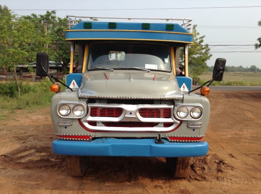 ขายเทเลอร์บรรทุกรถเกี่ยว+แบคโฮ 10 ล้อหัวยาวเพลาเดียว หางพับไฮดรอริค เครื่อง+เกียร์ EH700 168 HP คัสซีสวยตลอดเส้น ช่วงล่างลูกหมากร้อยเฟืองท้าย FUSO พวงมาลัยพาวเวอร์ ทะเบียนพร้อมโอน ราคาต่อรองได้