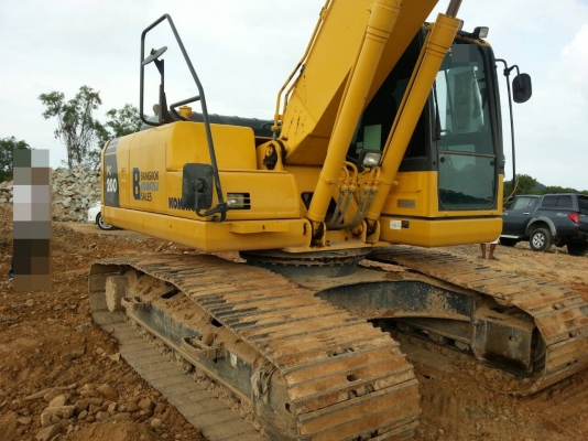KOMATSU PC200-8