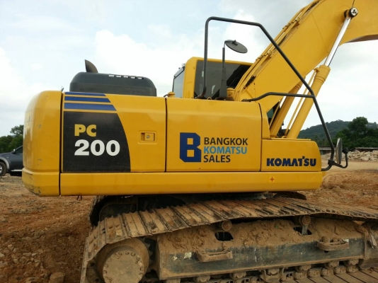 KOMATSU PC200-8