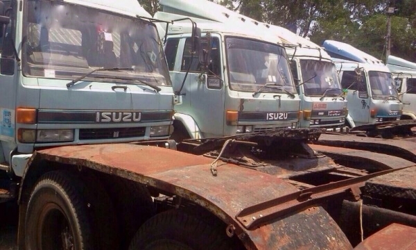 รถอีซูซุ  10 ล้อ หัวลาก  240 แรงม้า. ( นางฟ้าแท้ ) , ( มีขาย หลายคัน. )    สนใจติดต่อ 081 - 6079515