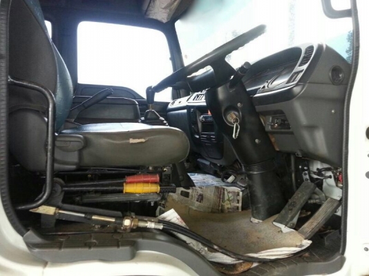 รถอีซูซุ 6 ล้อดั้ม 200 แรงม้า. ปี 52  ( รถวิ่ง 2xx,xxx กม. )  สนใจติดต่อ 081 - 6079515