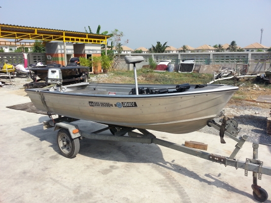 ขายเรืออลูมิเนียม เครื่อง honda 4 จังหวะ 15hp พร้อมเทลเลอร์สภาพสวย ราคา 110000 บาทครับ