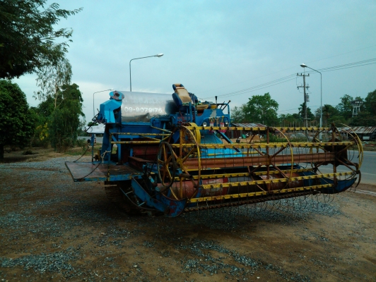 ขายรถเกี่ยวข้าว เครื่อง EH 700 พร้อมใช้งาน แทร็คสวยๆเลยครับ