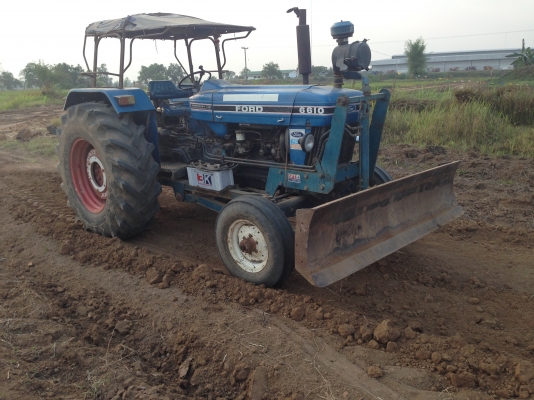 ขายรถไถFORD 1 เพลา เลขเครื่อง T1 D5NN เลขเกียร์ C5NN ท้ายเบาะ C5NN รถสวยสภาพดีพร้อมใช้งาน อุปกรณ์ครบพร้อม มีใบมีดดันหน้า ผาน7สภาพดีมากพร้อมใช้งาน ทะเบียนพร้อมโอน เครื่องแห้งแรงดี ระบบไฮดรอลิกส์ดี ยางหน้าหลังสภาพประมาณ 80\% ราคา 288,000บาท  คูณ ชัยยา อ.สตึก