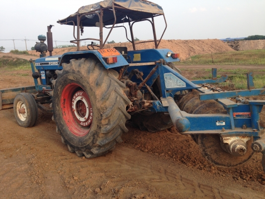 ขายรถไถFORD 1 เพลา เลขเครื่อง T1 D5NN เลขเกียร์ C5NN ท้ายเบาะ C5NN รถสวยสภาพดีพร้อมใช้งาน อุปกรณ์ครบพร้อม มีใบมีดดันหน้า ผาน7สภาพดีมากพร้อมใช้งาน ทะเบียนพร้อมโอน เครื่องแห้งแรงดี ระบบไฮดรอลิกส์ดี ยางหน้าหลังสภาพประมาณ 80\% ราคา 288,000บาท  คูณ ชัยยา อ.สตึก