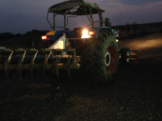 ขายรถไถFORD 1 เพลา เลขเครื่อง T1 D5NN เลขเกียร์ C5NN ท้ายเบาะ C5NN รถสวยสภาพดีพร้อมใช้งาน อุปกรณ์ครบพร้อม มีใบมีดดันหน้า ผาน7สภาพดีมากพร้อมใช้งาน ทะเบียนพร้อมโอน เครื่องแห้งแรงดี ระบบไฮดรอลิกส์ดี ยางหน้าหลังสภาพประมาณ 80\% ราคา 288,000บาท  คูณ ชัยยา อ.สตึก