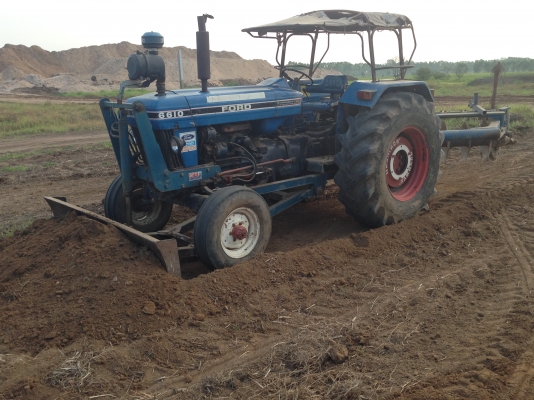 ขายรถไถFORD 1 เพลา เลขเครื่อง T1 D5NN เลขเกียร์ C5NN ท้ายเบาะ C5NN รถสวยสภาพดีพร้อมใช้งาน อุปกรณ์ครบพร้อม มีใบมีดดันหน้า ผาน7สภาพดีมากพร้อมใช้งาน ทะเบียนพร้อมโอน เครื่องแห้งแรงดี ระบบไฮดรอลิกส์ดี ยางหน้าหลังสภาพประมาณ 80\% ราคา 288,000บาท  คูณ ชัยยา อ.สตึก