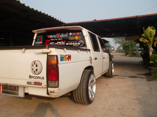 ขาย Big M 4ประตู สีขาว พวงมาลัยเพาว์เวอร์ เครื่องเสียงตู๊มตูม แอร์หนาวๆ อะไหล่ซิ่งนิดหน่อย ล้อPRODRIVE18 หน้า9ครึ่ง หลัง10ครึ่ง รถเดิมบางทั้งคัน ทะเบียนไม่ขาดต่อ เอกสารพร้อมโอน ราคา 135000 เอาแม็คออกนะคับ