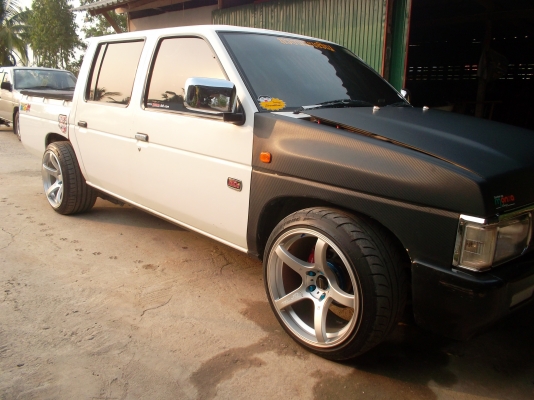 ขาย Big M 4ประตู สีขาว พวงมาลัยเพาว์เวอร์ เครื่องเสียงตู๊มตูม แอร์หนาวๆ อะไหล่ซิ่งนิดหน่อย ล้อPRODRIVE18 หน้า9ครึ่ง หลัง10ครึ่ง รถเดิมบางทั้งคัน ทะเบียนไม่ขาดต่อ เอกสารพร้อมโอน ราคา 135000 เอาแม็คออกนะคับ