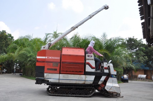 ขายรถ เกี่ยว-นวด ล้อตีนตะขาบ MITSUBISHI สภาพสวยเดิมจากญี่ปุ่น129,000 เท่านั้น!!