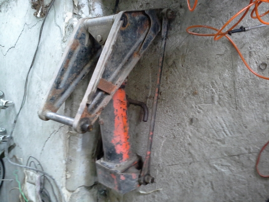 กระบอกยกดัมพ์ของรถหกล้อ  3   ตัน  สภาพสวย  ราคาถูก