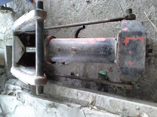 กระบอกยกดัมพ์ของรถหกล้อ  3   ตัน  สภาพสวย  ราคาถูก