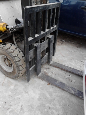 ขายรถโฟร์คลิฟท์ ใช้แก๊ส LPG  ใช้ยกของ  ติดต่อ.081-427-3941