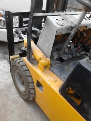 ขายรถโฟร์คลิฟท์ ใช้แก๊ส LPG  ใช้ยกของ  ติดต่อ.081-427-3941